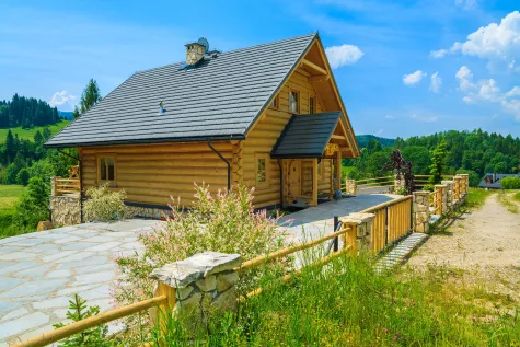LESARSTVO GRIČNIK, razrez lesa, lesene hiše, brunarice in proizvodnja električne energije, d.o.o., Lesene hiše, brunarice